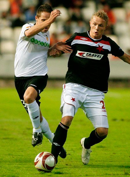 Petr Trapp (Slavia) a Michel (Valencie) bojují o míč v utkání Evropské ligy. | Foto: Reuters