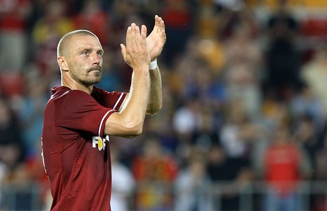 Tomáš Řepka (AC Sparta Praha) děkuje po utkání za povzbuzující kulisu více než 11-ti tisícům divákům v hledišti na Letné. | Foto: Tomáš Adamec, Aktuálně.cz