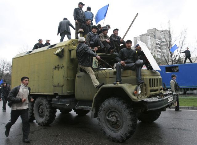 Demonstranti vyjeli proti parlamentu na ukořistěných autech | Foto: Reuters