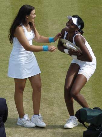 Venus Williamsová a Marion Bartoliová při závěrečném ceremoniálu ve Wimbledonu. | Foto: Reuters