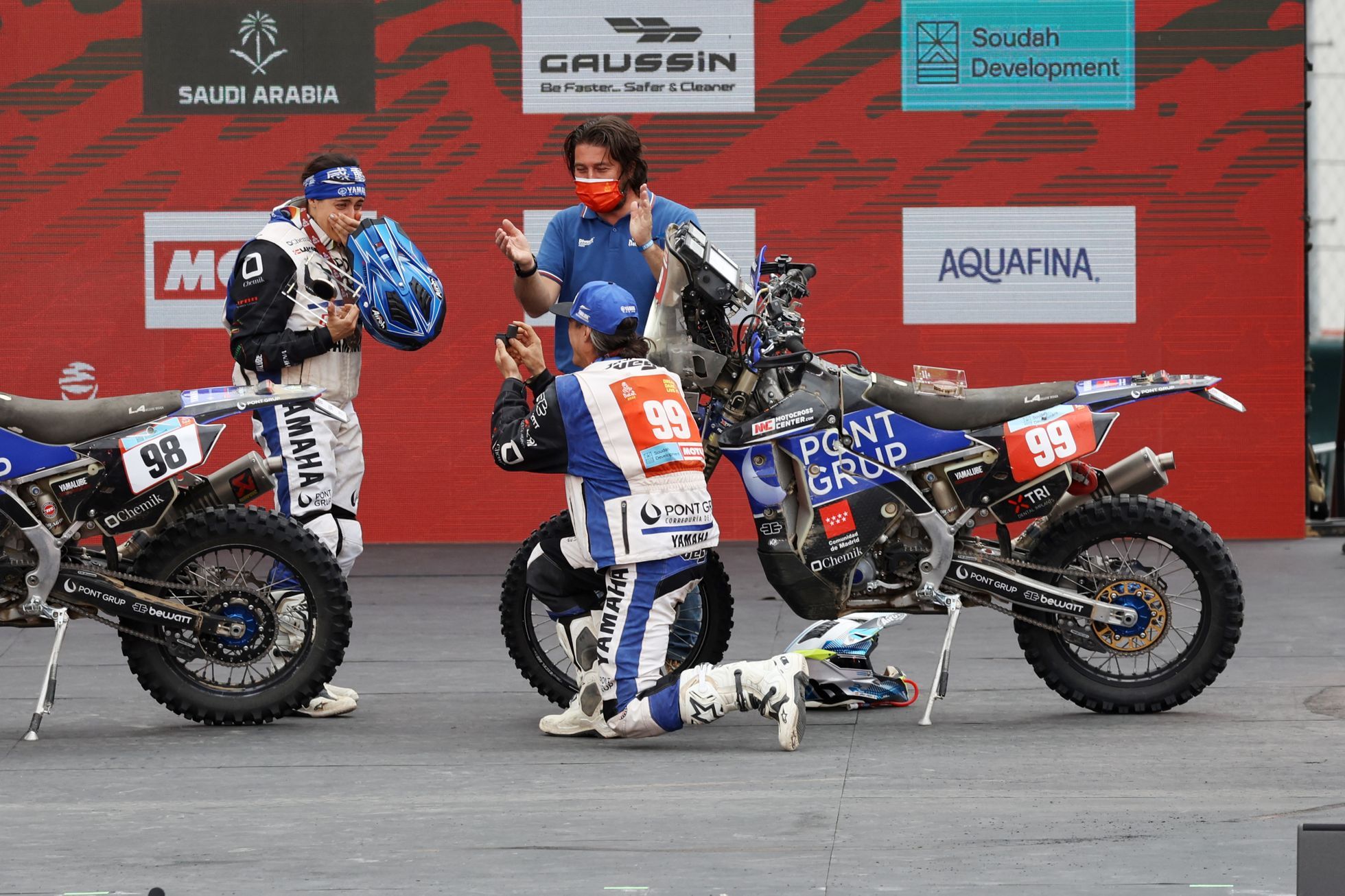 Love story na Dakaru. Motocyklista požádal v cíli svoji závodnickou lásku o ruku