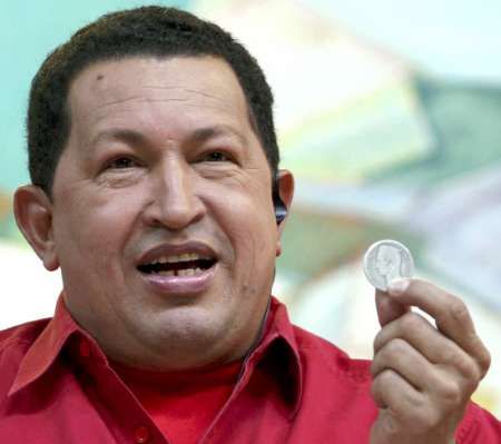 V boji proti inflaci chce Hugo Chavez škrtnout tři nuly na bankovkách bolívaru, tedy měny Venezuely. | Foto: Reuters