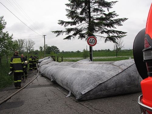 Stavění protipovodňové hráze na levém břehu řeky Odry. | Foto: Aktuálně.cz, HZS Moravskoslezského kraje