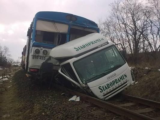 Při nehodě zemřel kvůli těžkým zraněním řidič kamionu. Strojvedoucí osobního vlaku byl lehce zraněn. | Foto: Drážní inspekce