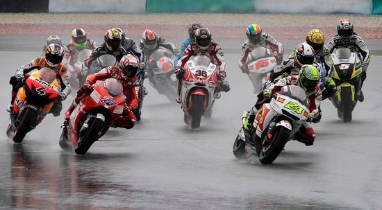 Krátce po startu MotoGP | Foto: Reuters