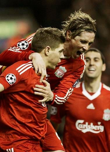 Steven Gerrard a Fernando Torres slaví gól. | Foto: Reuters