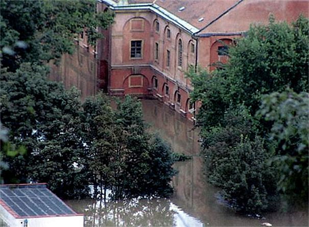 Invalidovnu rozvodněná Vltava zatopila až do výšky 3,8 metru. | Foto: Národní technické muzeum