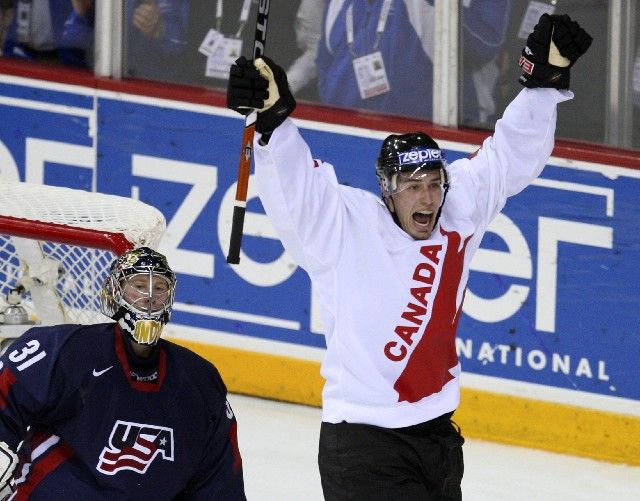 Kanaďan Ryan Getzlaf (vpravo) se raduje z rozhodujícího gólu, který po jeho přihrávce vstřelil Dany Heatley do sítě amerického brankáře Craiga Andersona. Kanaďané nastoupili v replice dresu z roku 1976, ve kterém vyhráli poprvé v historii Kanadský pohár. | Foto: Reuters