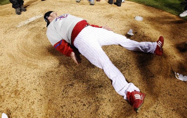 Brett Myers slaví vítězství Philadelphie ve Světové sérii. | Foto: Reuters