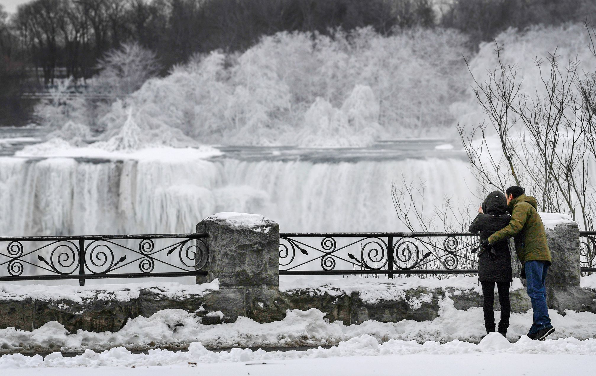 Fotky Niagarske Vodopady Zamrzly Vypadaji Jako Ze Hry O Truny Tvrdi Turiste Aktualne Cz