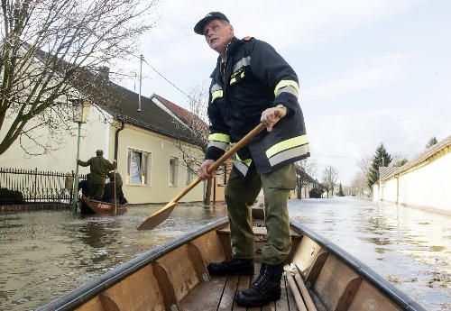 Hasič pomáhá s evakuací rakouského Dürnkrutu. | Foto: BBC