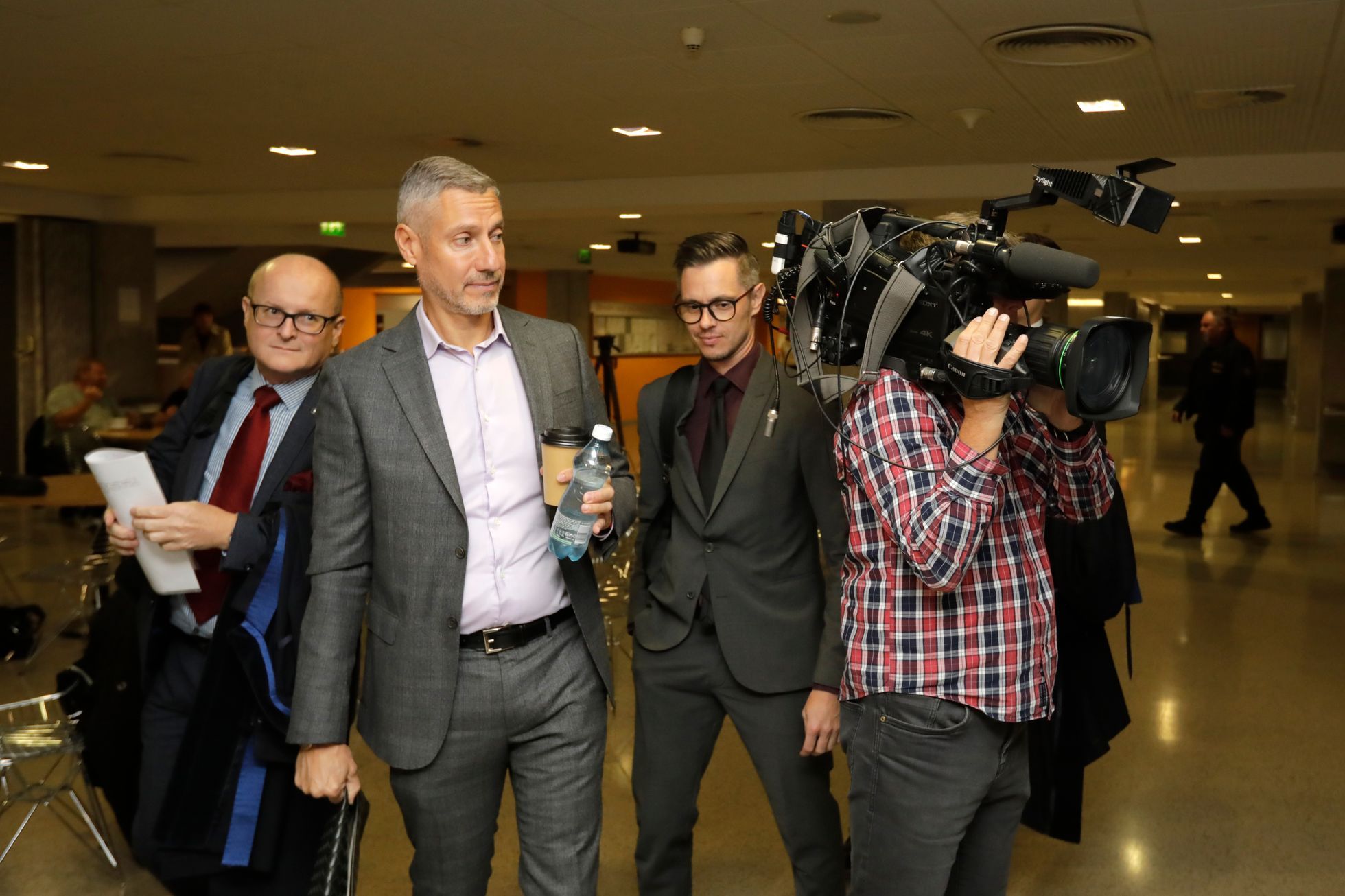 Policisté v další větvi Dozimetru obvinili 13 lidí, znovu Redla či Kosa