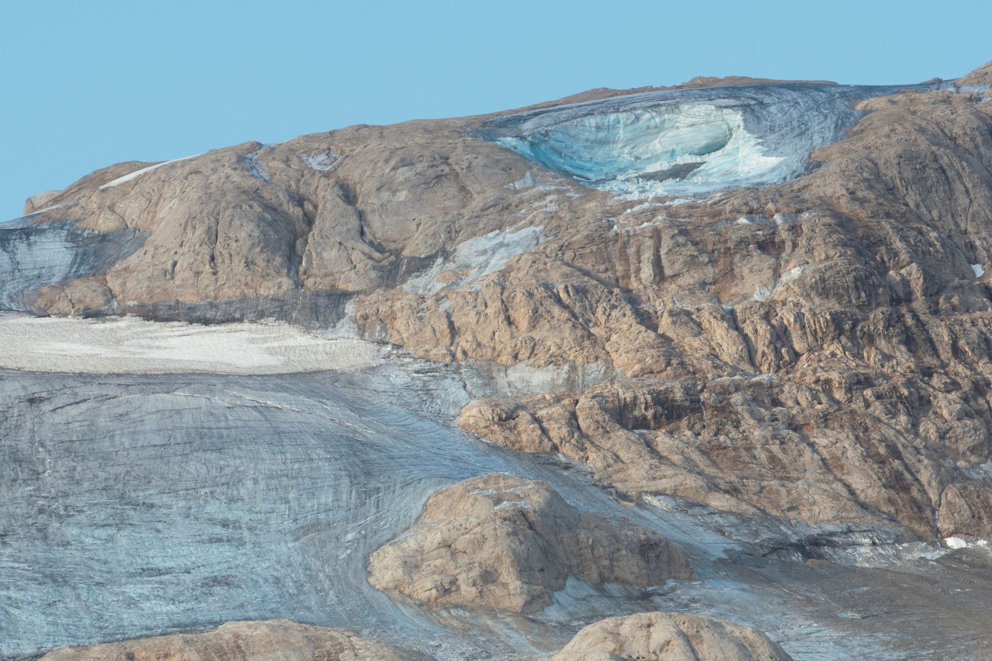 Il cambiamento climatico è la causa della caduta dei ghiacciai.  Gli scienziati avvertono che scompariranno quasi dalle Alpi entro cento anni