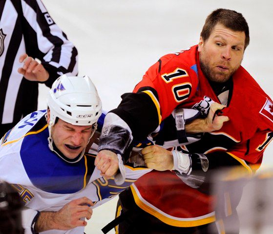 Brian McGrattan vs Cam Janssen. | Foto: Reuters