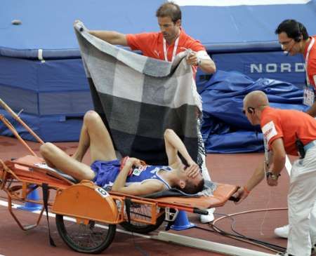 Francouzký běžec Vincent le Dauphin skončil účast v semifinále běhu na 3 km překážek po pádu na lékařském vozíku. | Foto: Reuters