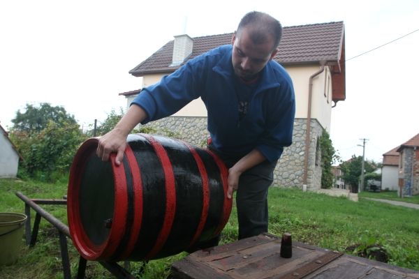 I letos ale nějaké víno nakonec samozřejmě bude. Na milotických Šidlenách se proto všechno chystá na sklizeň. Tady se vymývají sudy. | Foto: Karel Toman