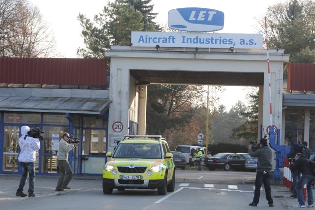 10. 11. - Tři mrtví v Kunovicích, střílel bratr mocného zbrojaře - V kunovickém podniku Aircraft Industries se odehrálo krvavé drama. Na nejvyšší vedení společnosti zaútočil střelec, zabil dvě osoby a pak sebe. 
Útočník byl identifikován jako Karel Musela, bratr někdejšího zbrojařského magnáta Pavla Musely. 
 Připomeňte si incident ve článku zde . | Foto: ČTK