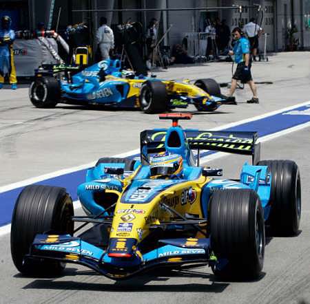 Fernando Alonso (vpředu) a Giancarlo Fisichella ze stáje Renault vyjíždějí do kvalifikace v Sepangu. | Foto: Reuters