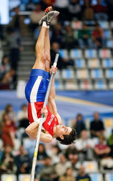 Rus Jevgenij Lukjaněnko - jako tradičně tyčkaři - hlavou dolů | Foto: Reuters