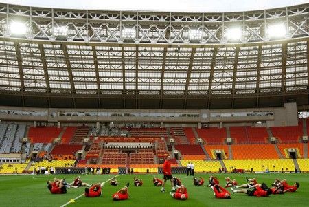 Moskevský stadion v Lužnikách zatím zeje prázdnotou, probíhá trénink United. | Foto: Reuters