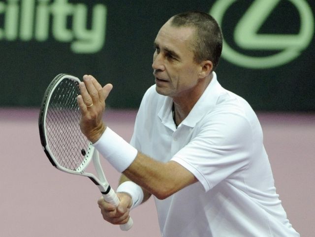 Ivan Lendl vzal zápas také vážně. Vyhrál ve dvou setech 6:4, 7:6 - možná rozhodly ty čtyři roky, o které je mladší. | Foto: ČTK