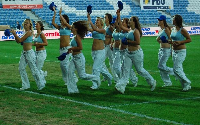 Dobrou náladu na stadioně se snažily podpořit i místní roztleskávačky. | Foto: Jakub Šafránek