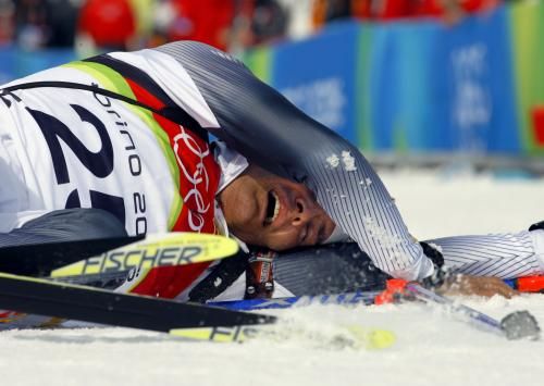 Německý biatlonista Sven Fischer padl vyčerpáním v cíli vítězného sprintu na 10 km. | Foto: ČTK