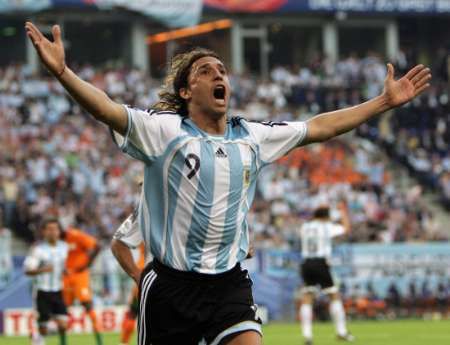 Argentinec Hernan Crespo slaví svoji branku v zápase proti Pobřeží Slonoviny. | Foto: Reuters