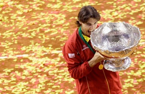 Poprvé od předloňského triumfu ve finále proti České republice se ve španělském týmu představí nejlepší hráč současnosti Rafael Nadal, který se v Belgii vrátí na kurty po svalovém zranění na pravé noze, jež si způsobil na Australian Open ve čtvrtfinálovém zápase s krajanem Davidem Ferrerem. "Přijel jsem, protože se cítím fyzicky stoprocentně fit," uvedla světová jednička během přípravy v Charleroi. | Foto: Reuters