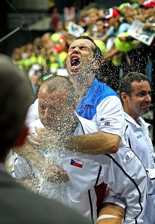 Radek Štěpánek pod sprškou šampaňského od spoluhráčů českého týmu. | Foto: Tomáš Adamec, Aktuálně.cz