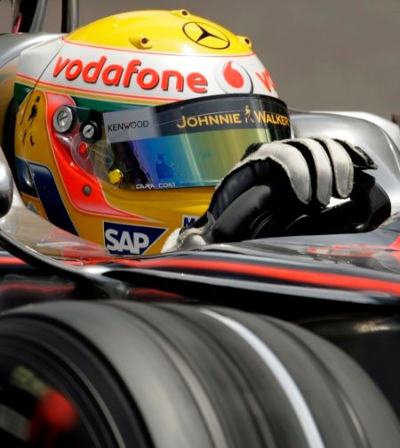 Lewis Hamilton se musel nakonec spokojit až se čtvrtým nejrychlejším časem. | Foto: Jiří Šidliák, Reuters