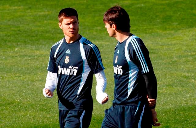 Xabi Alonso a Ronaldo v družném rozhovoru. | Foto: Reuters