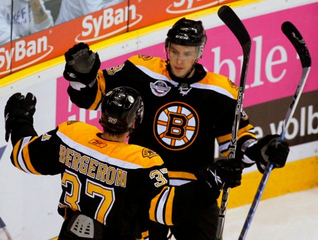 Patrice Bergeron a Jordan Caron se radují z gólu | Foto: Reuters