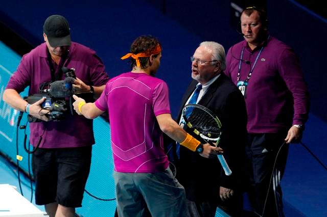 Klíčový moment celého zápasu přišel v prvním setu za stavu 6:5 pro Berdycha a 15:15 při Nadalově servisu. Nadal totiž zdviženou rukou přerušil výměnu, protože si myslel, že Berdych zahrál do autu, což zahlásil i rozhodčí na umpiru. | Foto: Reuters