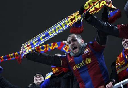 Fanoušci Barcelony se radují z gólu svého týmu | Foto: Reuters