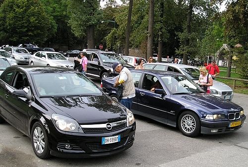 Fronty automobilů před branou v Monze. | Foto: Radek Vičík