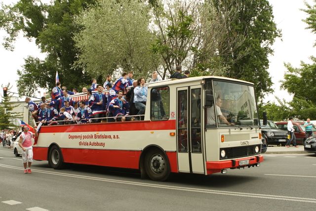 Oproti plánu se oslava opožďovala, každý si chtěl vychutnat chvíli s hokejisty | Foto: Aktuálne.sk