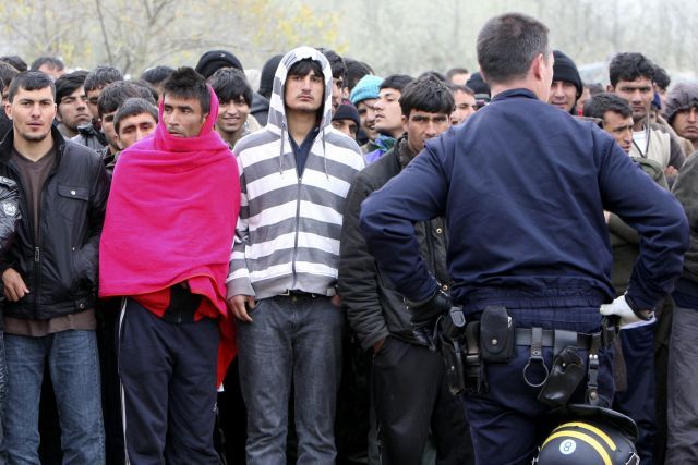 Policisté zadrželi v lesích kolem Calais na 150 lidí. | Foto: Reuters