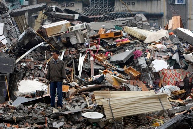 Z mnoha budov zbyly jen haldy trosek | Foto: Reuters