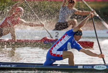 Martin Doktor pádluje v kategorii C1 na dvousetmetrové trati na MS v Szegedu. | Foto: Reuters