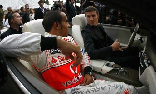 Britští piloti formule jedna Lewis Hamilton (vlevo) a David Coulthard na Meets Fashion v Berlíně. | Foto: Reuters