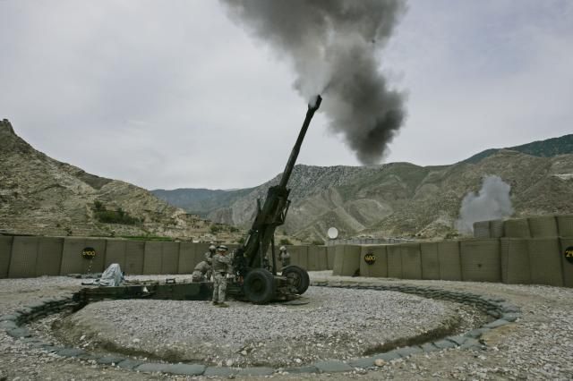 Typickou ukázkou moderní techniky v Afghánistánu jsou zbraně. Americký howitzer pálí na předpokládané pozice povstalců. | Foto: AP Photo