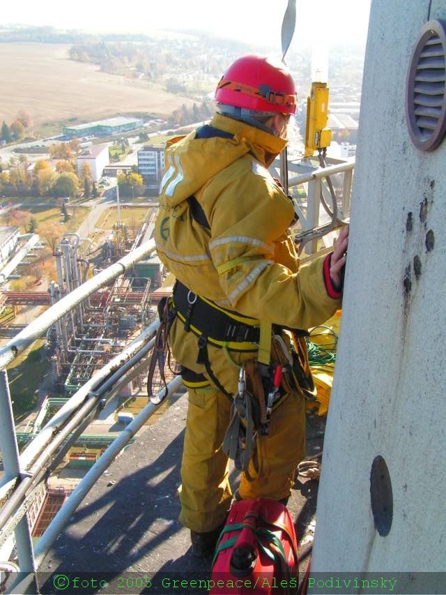 Z komína je nádherný výhled. Hlavně na chemičku, která jim pod nohama hučí a smrdí dehtem. | Foto: Aleš Podivínský, Greenpeace