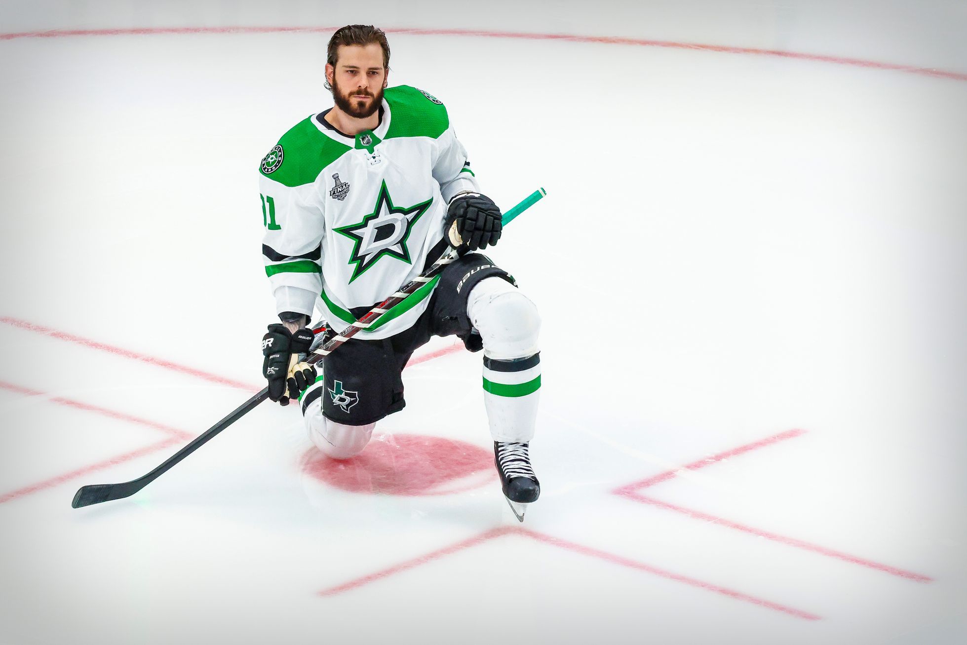 Хоккеисты получили. Tyler Seguin NHL. Джейми Бенн. Сегин звезда фото.