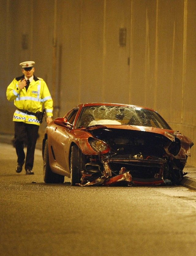 Policista hlídá vrak zdemolovaného Ferrari Cristiana Ronalda. | Foto: Reuters