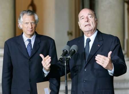 Francouzský prezident Jacques Chirac a premiér Dominique de Villepin mluví před Elysejským palácem k novinářům po schůzce ministerské rady pro bezpečnost. (Reuters) | Foto: Reuters