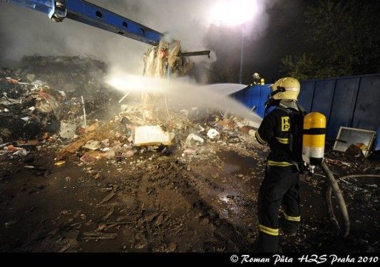 Část obyvatel Prahy se v pondělí proboudila do rána, které zapáchalo kouřem. | Foto: Roman Půta HZS Praha