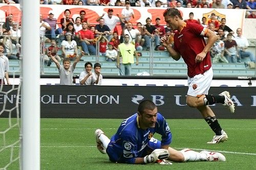 Útočník AS Řím Francesco Totti se raduje z gólu do sítě gólmana Messiny Vincenza Cesarettiho. | Foto: Reuters