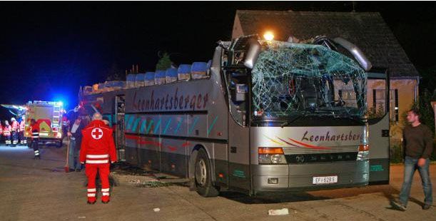 Záběry ČT24 ukazují zcela zdemolovaný autobus. | Foto: Repro: Roman Vohradník, ČT24