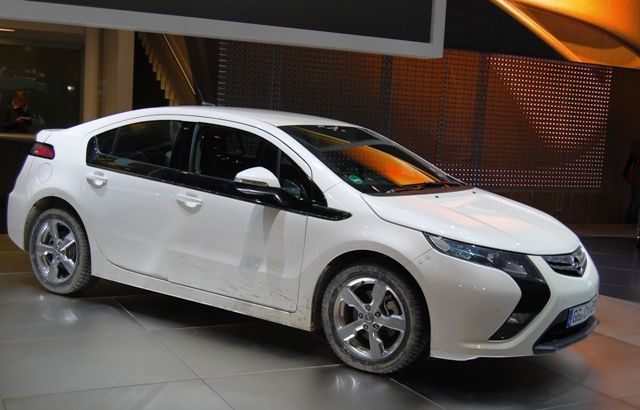 Plug-in hybrid Opel Ampera otestoval samotný šéf Opelu, který s ním do Ženevy přijel z Německa. | Foto: Radek Pecák